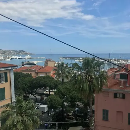 Lägenhet Attico La Marina